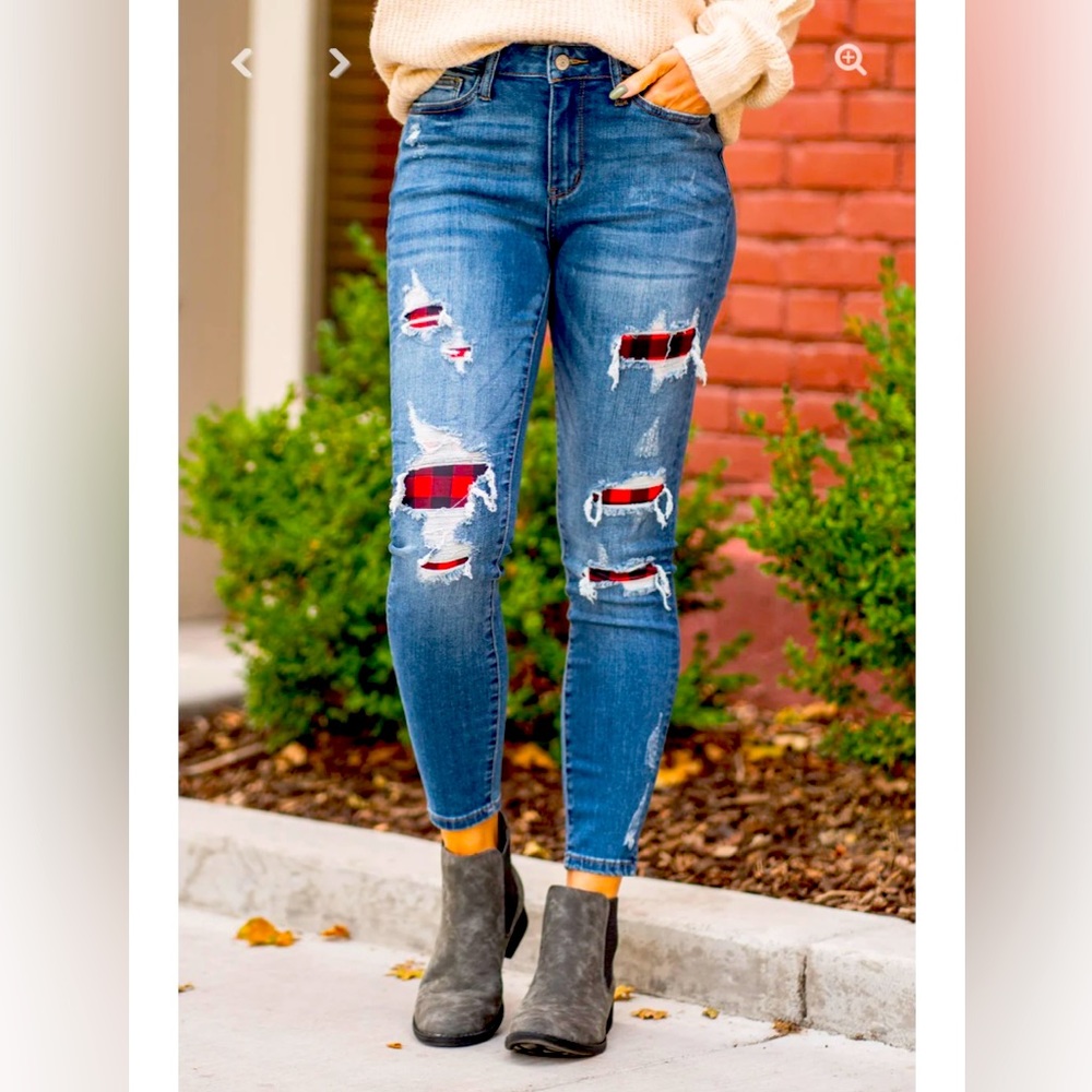 Judy Blue Jeans EUC like new
Mid-Rise Skinny FitBuffalo plaid patching
Size 1/25